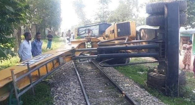 ক্রেন উল্টে ঢাকা-ময়মনসিংহ রেল চলাচল বন্ধ