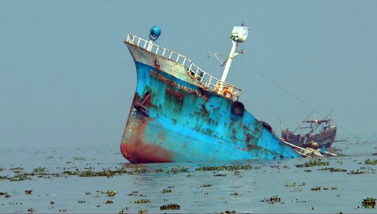 চার দিনেও উদ্ধার হয়নি তেলবাহী জাহাজ