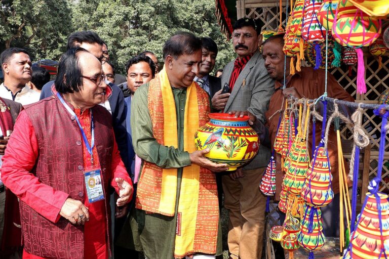 নারায়ণগঞ্জে জমে উঠেছে কারুশিল্প মেলা ও লোকজ উৎসব
