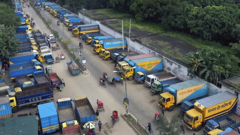 ট্রাকস্ট্যান্ডের নামে রাজধানীতে দখল হচ্ছে সড়ক
