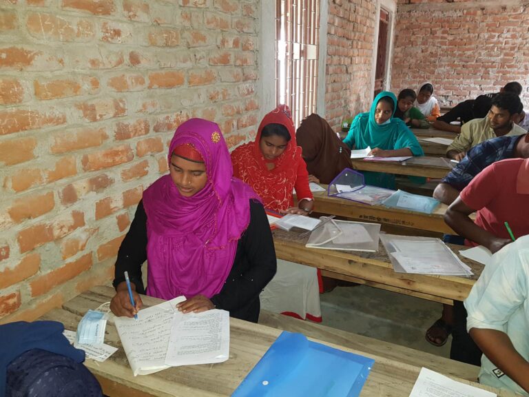 এক সঙ্গে এইচএসসি পরীক্ষা: মা পাশ, মেয়ে ফেল