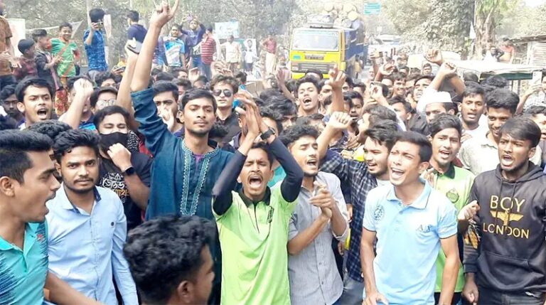 মহানন্দা সেতুর টোলপ্লাজায় লাঞ্ছিত অধ্যক্ষ, শিক্ষার্থীদের সড়ক অবরোধ