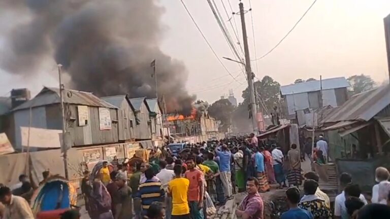 কড়াইল বস্তিতে আগুন নিয়ন্ত্রণে ৯ ইউনিট