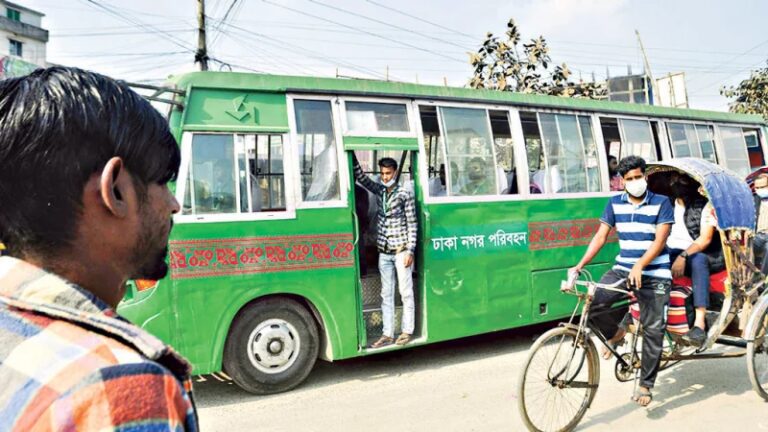 নগর পরিবহনের চালকরা মানছে না কোনো নিয়মনীতি