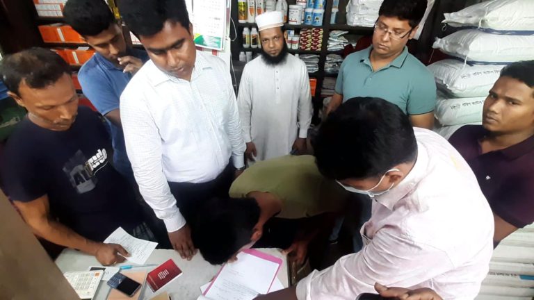বেশি দামে মুরগির বাচ্চা বিক্রি, জরিমানা গুণলেন ব্যবসায়ী