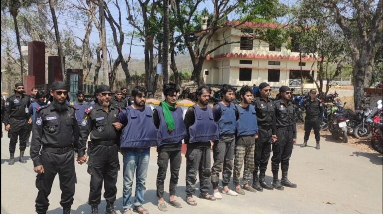 বিপুল পরিমাণ অস্ত্র ও গোলাবারুদসহ ৯ জঙ্গি গ্রেফতার