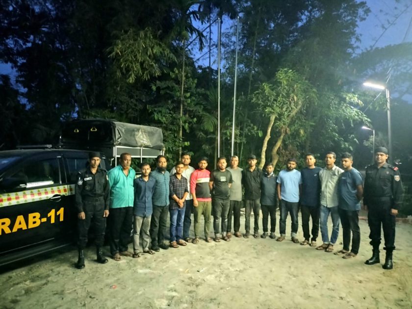 পাসপোর্ট অফিসে র‌্যাবের অভিযান, ১৪ দালাল আটক