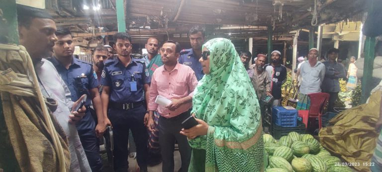 নারায়ণগঞ্জে বিভিন্ন ফলের বাজারে ভ্রাম্যমান আদালতের অভিযান