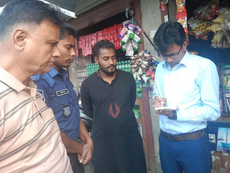 মাগুরায় নকল টেস্টি স্যালাইন বিক্রি, জরিমানা গুণলেন ব্যবসায়ী