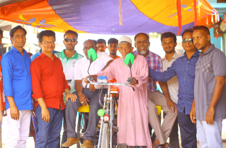 ভ্যান চুরি যাওয়া বৃদ্ধকে নতুন ভ্যান উপহার