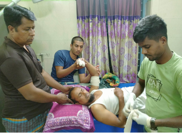 কালীগঞ্জে ইউপি সদস্যকে কুপিয়ে জখম