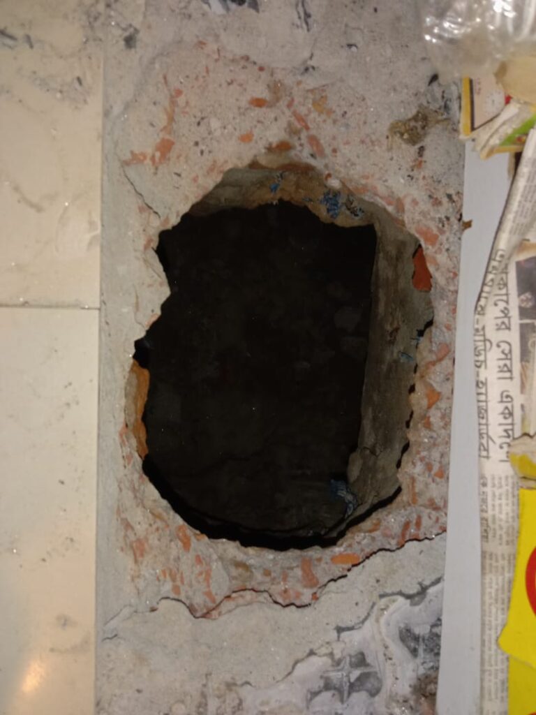 সুড়ঙ্গ খুড়ে সোনার দোকানে চুরি, আটক ২