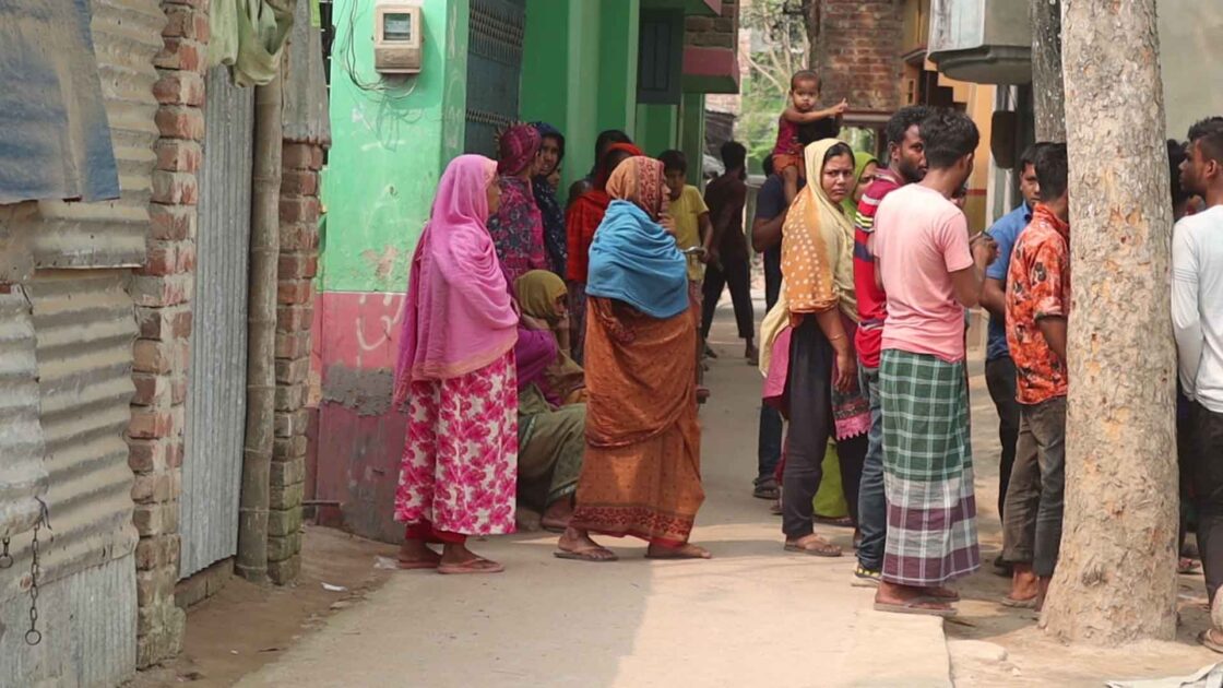 স্ত্রীর প্রেমিকের গায়ে কেরোসিন ঢেলে আগুন, স্বামী আটক