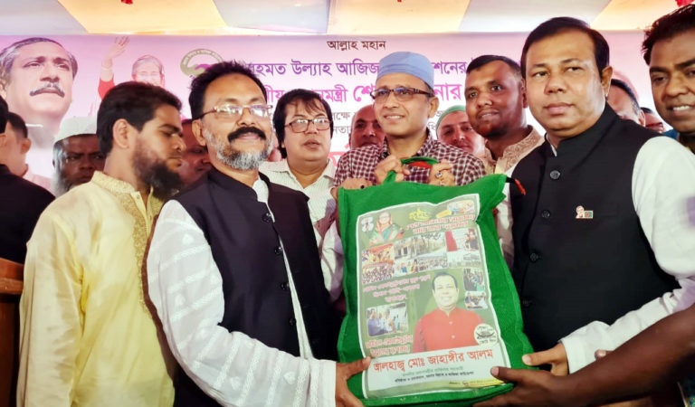 নোয়াখালীতে ৬ হাজার মানুষের মাঝে ইফতার সামগ্রী বিতরণ