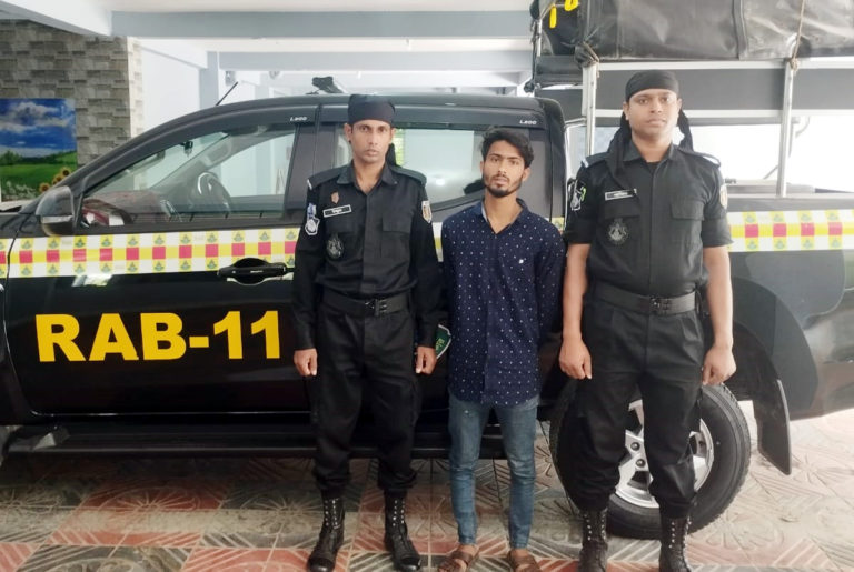 নোয়াখালীতে র‌্যাবের অভিযান, ককটেলসহ যুবক গ্রেফতার
