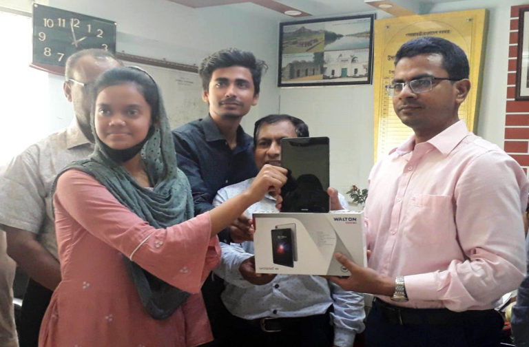 প্রধানমন্ত্রীর উপহার হিসেবে ট্যাব পাচ্ছে রাণীনগরের মেধাবী শিক্ষার্থীরা