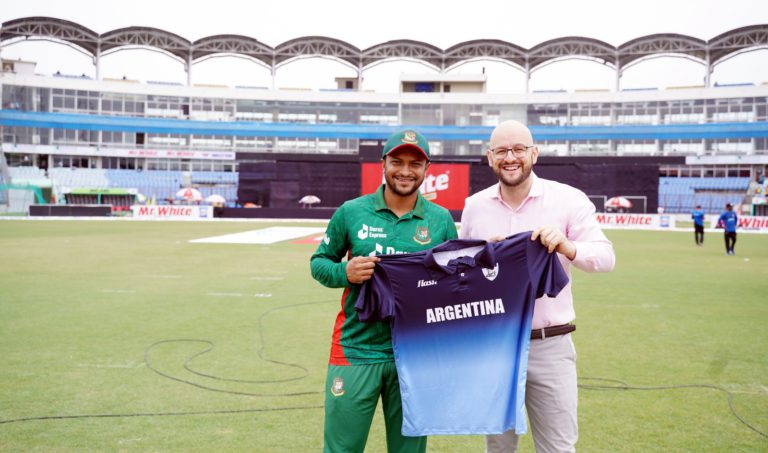সাকিবকে আর্জেন্টিনা অধিনায়কের জার্সি উপহার