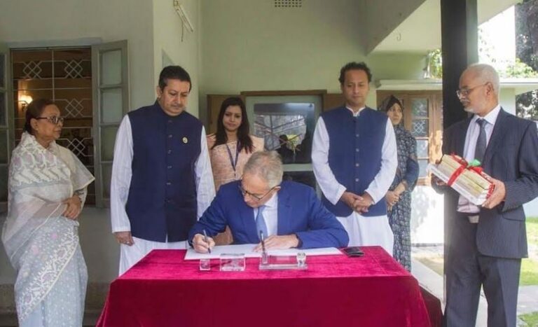 বঙ্গবন্ধুর প্রতিকৃতিতে টনি ব্লেয়ারের শ্রদ্ধা নিবেদন