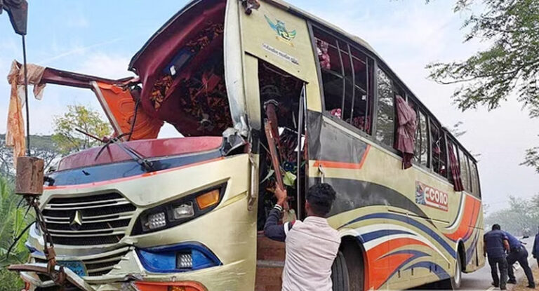 পটুয়াখালীতে বাস দুর্ঘটনায় শিশু নিহত, আহত ১৫