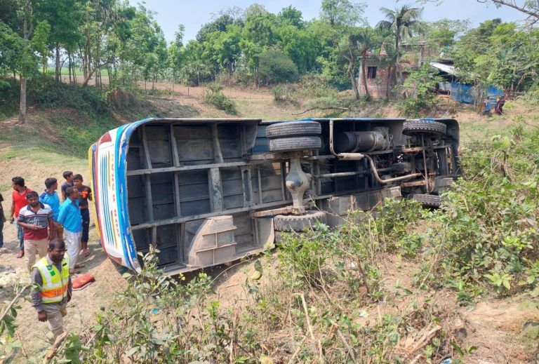 ঝিনাইদহে নিয়ন্ত্রণ হারিয়ে যাত্রীবাহী বাস খাদে পড়ে নিহত ১
