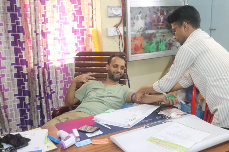 চিকিৎসকের রক্তে বাঁচল দগ্ধ শিশু