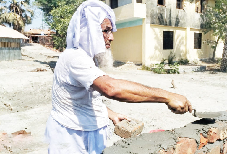 রাজমিস্ত্রীর কাজে ইউপি চেয়ারম্যান