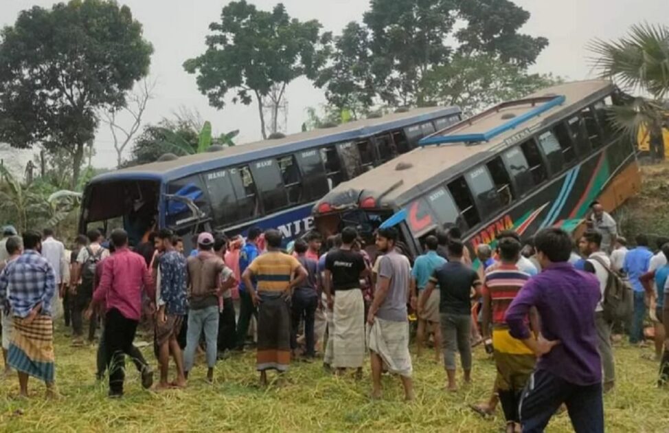 নাটোরে দুই বাসের মুখোমুখি সংঘর্ষে নিহত ১, আহত ১৫