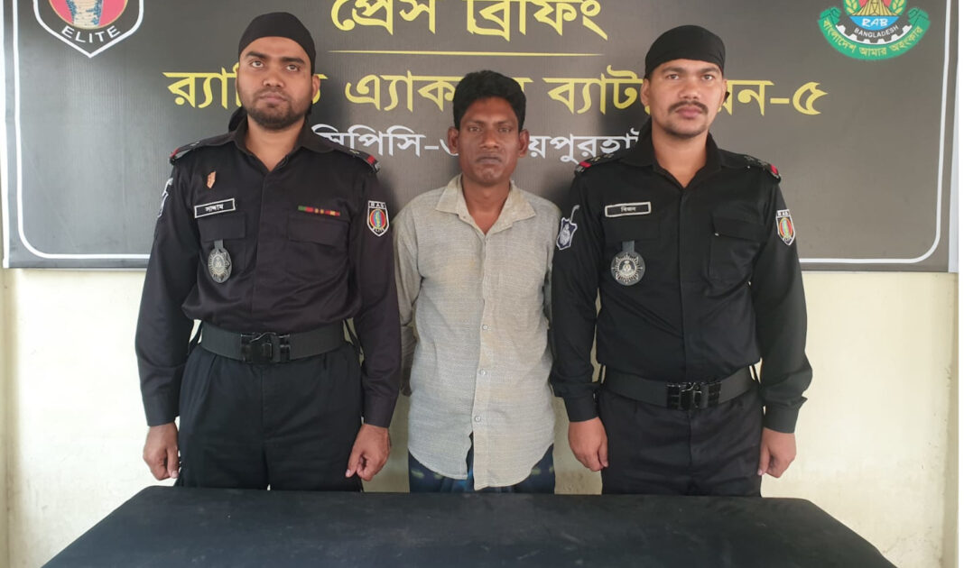 নওগাঁয় আগ্নেয়াস্ত্রসহ শীর্ষ ডাকাত গ্রেফতার