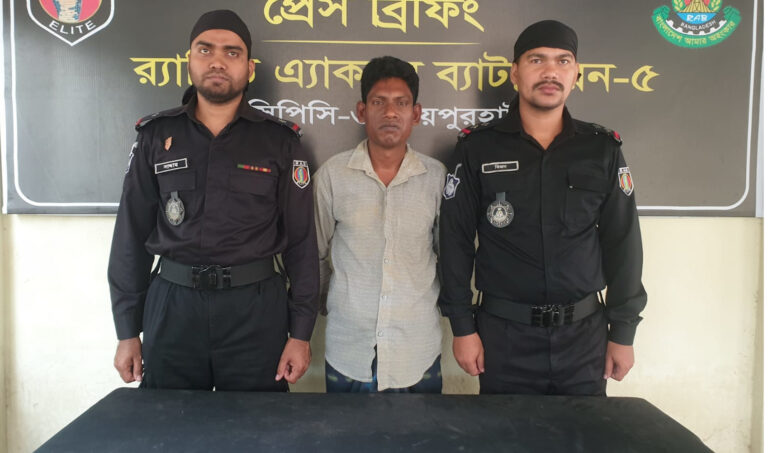 নওগাঁয় আগ্নেয়াস্ত্রসহ শীর্ষ ডাকাত গ্রেফতার