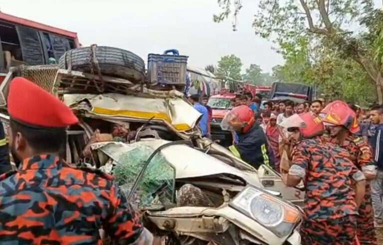 নাটোরে বাস-পিকআপের সংঘর্ষ, নিহত ১