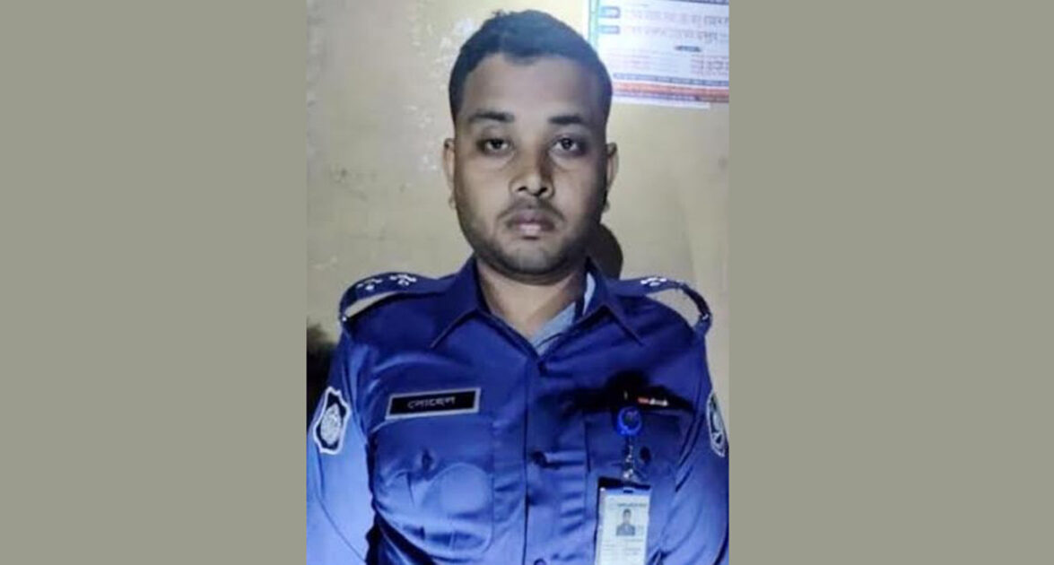 নওগাঁয় পুলিশ পরিচয়ে মেয়ে দেখতে এসে প্রতারক আটক