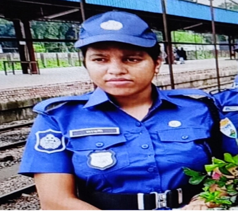 বাসের ধাক্কায় নারী পুলিশ নিহত, আহত ২