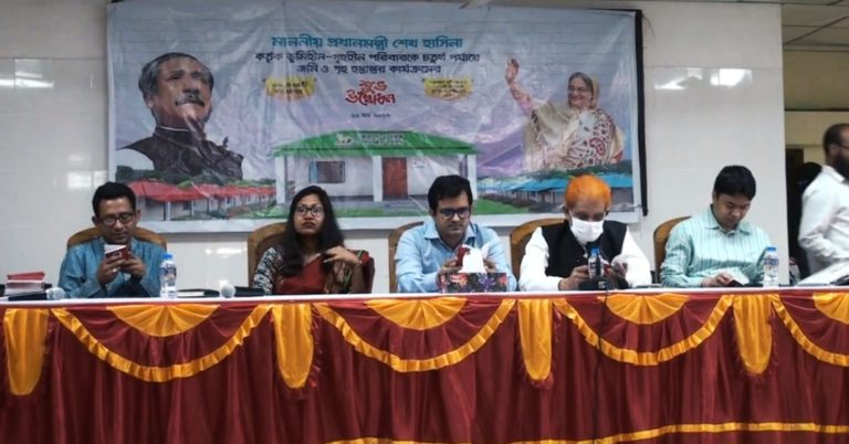 টাঙ্গাইলে ভূমিহীনদের মাঝে ঘর হস্তান্তর