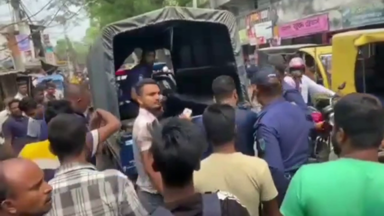 কাঁচ ভাঙায় পুলিশের উপর ইজিবাইক চালকের হামলা