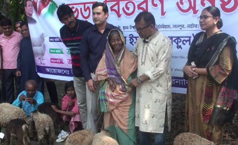 নাটোরে ১০০ ক্ষুদ্র নৃ-গোষ্ঠী পরিবারের মাঝে ভেড়া বিতরণ
