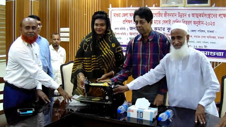 মাগুরায় তৃতীয় লিঙ্গ মানুষের মাঝে সেলাই মেশিন বিতরণ