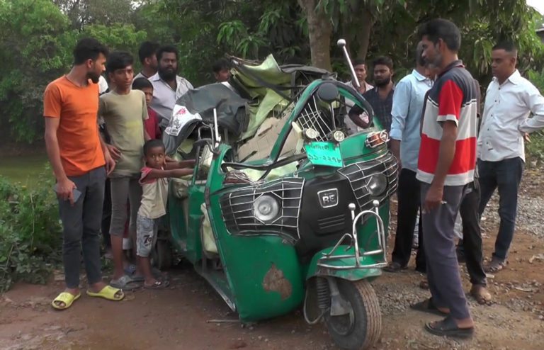 নরসিংদীতে কাভার্ডভ্যান-সিএনজি সংঘর্ষ, নিহত ২