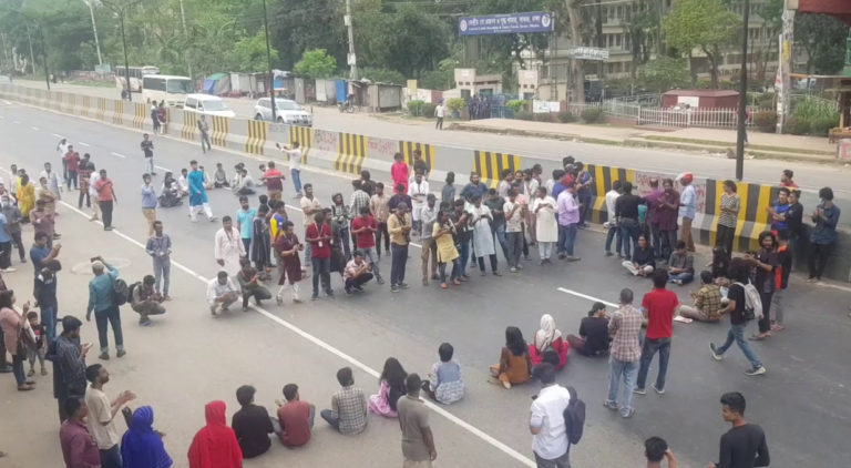 সাংবাদিক শামসুজ্জামানের মুক্তির দাবিতে জাবি শিক্ষার্থীদের সড়ক অবরোধ