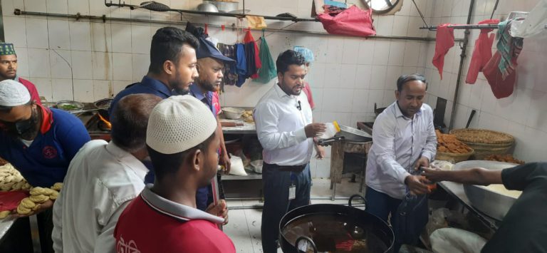 নোয়াখালীতে ইফতার সামগ্রীতে নিষিদ্ধ হাইড্রোজ ব্যবহার করায় ২ প্রতিষ্ঠানকে জরিমানা