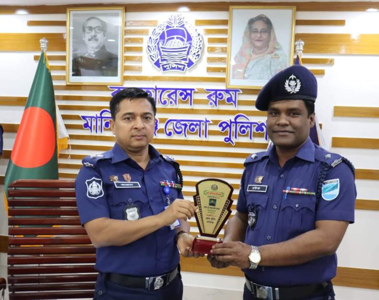 মানিকগঞ্জ জেলার শ্রেষ্ঠ ওসি আব্দুর রউফ সরকার