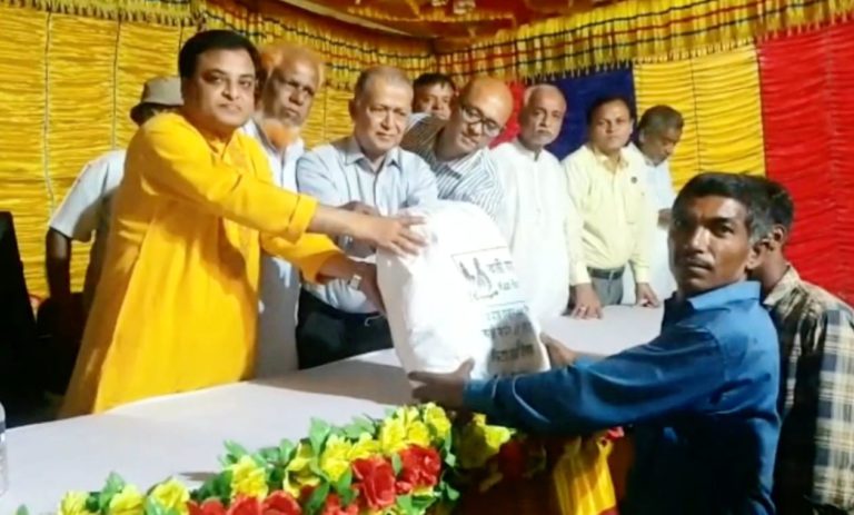 চট্টগ্রামের দিয়াকুলবাসীকে ইফতার সামগ্রী উপহার দিল কাজী ফামর্স
