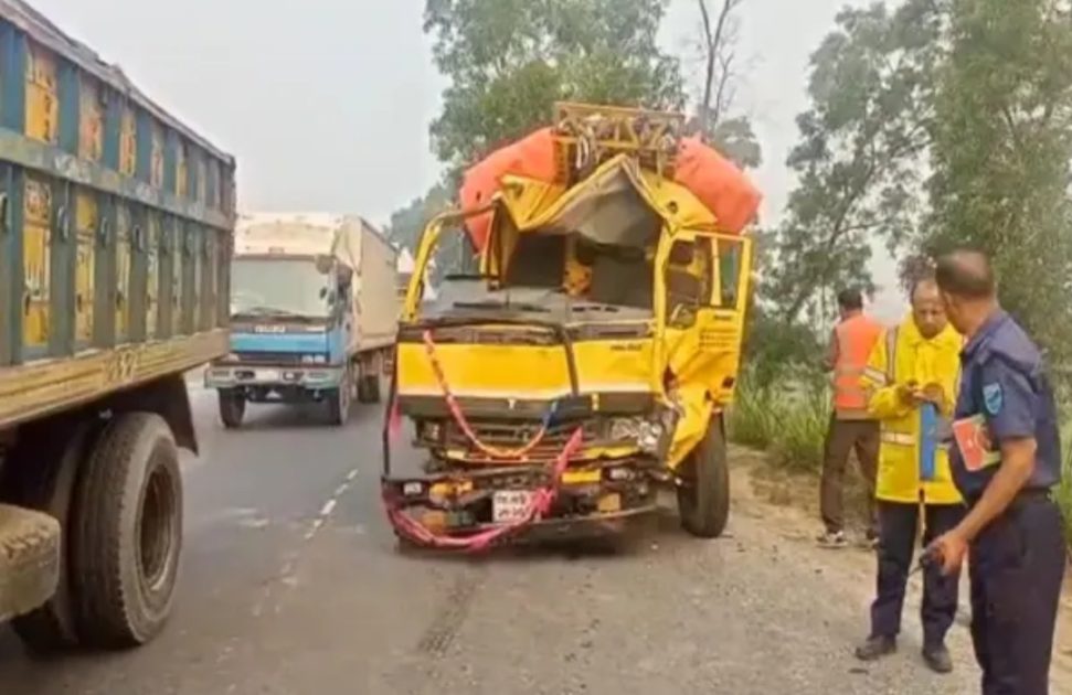 টাঙ্গাইলে দুই ট্রাকের মুখোমুখি সংঘর্ষে চালক নিহত