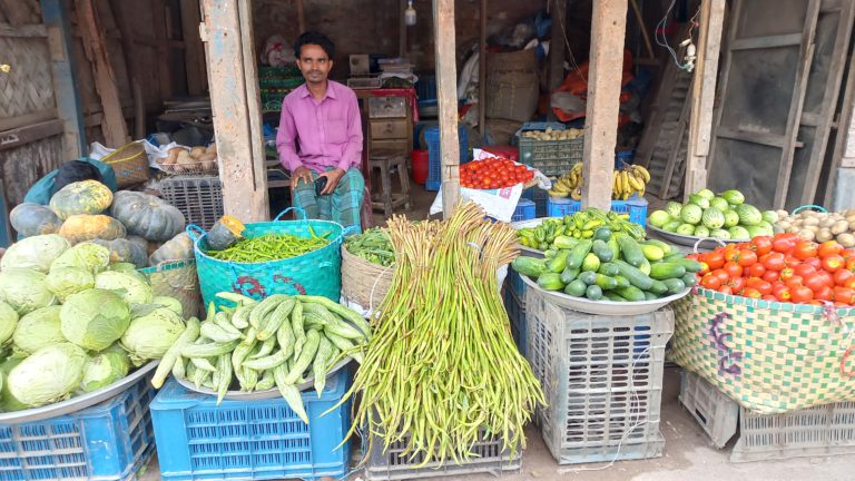 হাত বদলালেই বাড়ে সবজির দাম