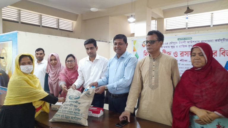 বিনামূল্যে বীজ ও সার পেলেন ফেনীর ৩ সহস্রাধিক কৃষক