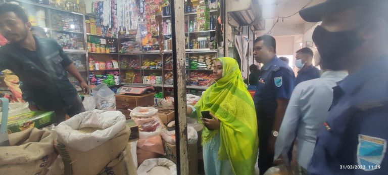 নারায়ণগঞ্জে বাজার মনিটরিংয়ে ভ্রাম্যমাণ আদালতের অভিযান