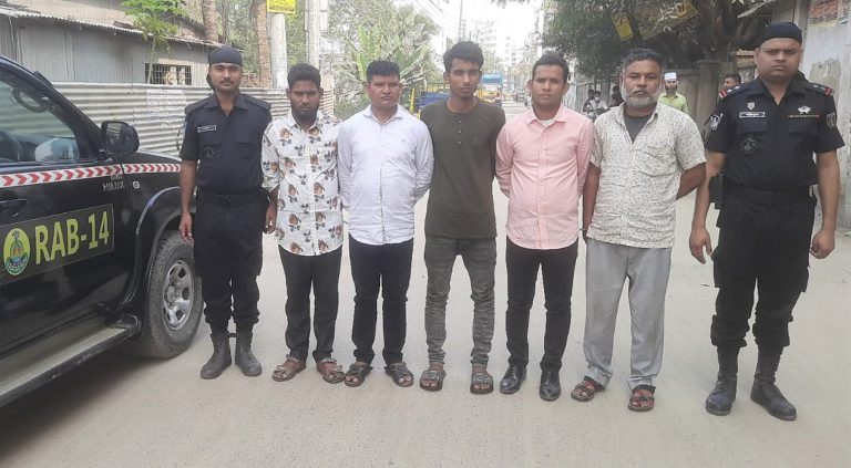 টাঙ্গাইলে বঙ্গবন্ধু সেতু এলাকায় ২১৮ বোতল ফেন্সিডিলসহ ৫ জনকে আটক