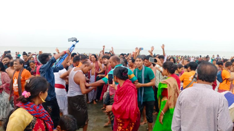 সনাতন ধর্ম সম্মেলন উপলক্ষে গঙ্গাস্নান
