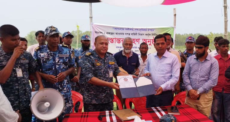নোয়াখালীতে গৃহহীনদের ব্যারাক হাউজ হস্তান্তর