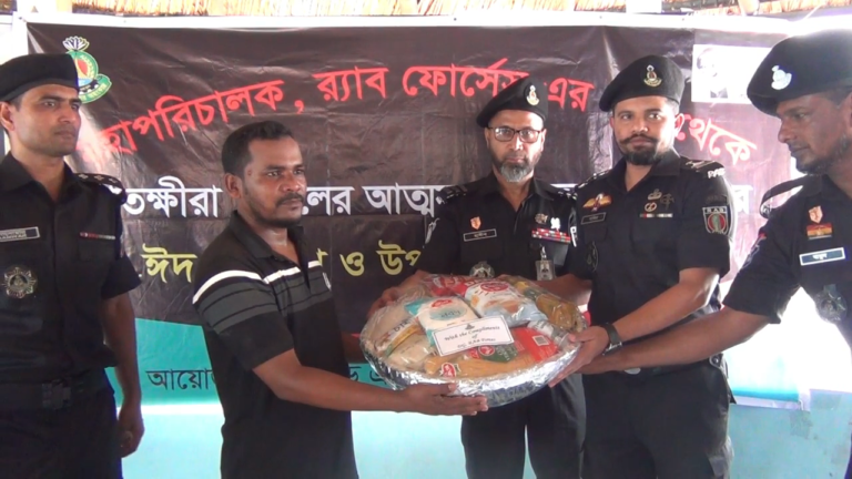 সুন্দরবনে আত্মসমর্পন করা জলদস্যূদের মাঝে র‌্যাবের ঈদ সামগ্রী বিতরন