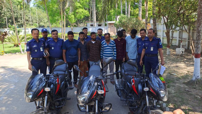 চুয়াডাঙ্গায় ৩টি চোরাই মোটরসাইকেলসহ চোরচক্রের ৬ সদস্য গ্রেফতার